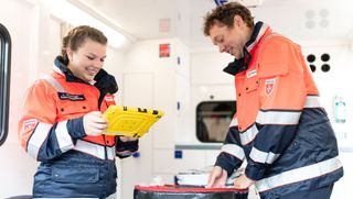 Es werden Malteser Notfallsanitäter im Rettungsdienstwagen gezeigt.