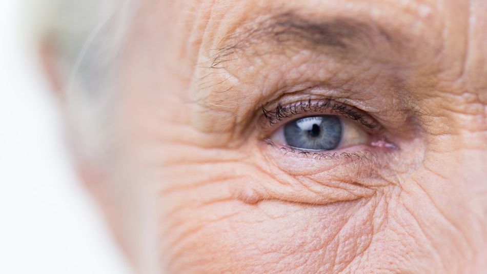 Nahaufnahme des Auges einer Seniorin.