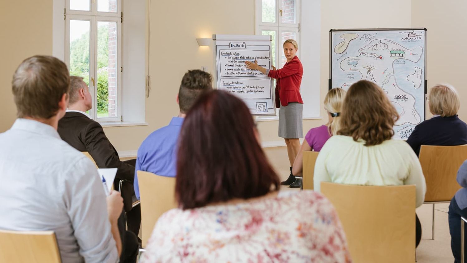 Teilnehmerinnen und Teilnehmer bei einem Seminar in der Malteser Akademie