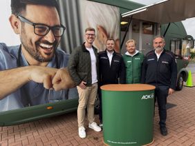 Vor dem AOK Gesundheitsmobil stehen:Maximilian Kraus (AOK Hessen), Constantin Mühr (Bereichsleiter Malteser Rettungsdienst Nord), Christoph Bira (AOK Hessen) und Markus Schips (Geschäftsführer Malteser Rettungsdienst Hessen). 