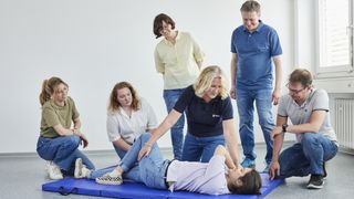 Die stabile Seitenlage wird beim Erste-Hilfe-Kurs geübt.