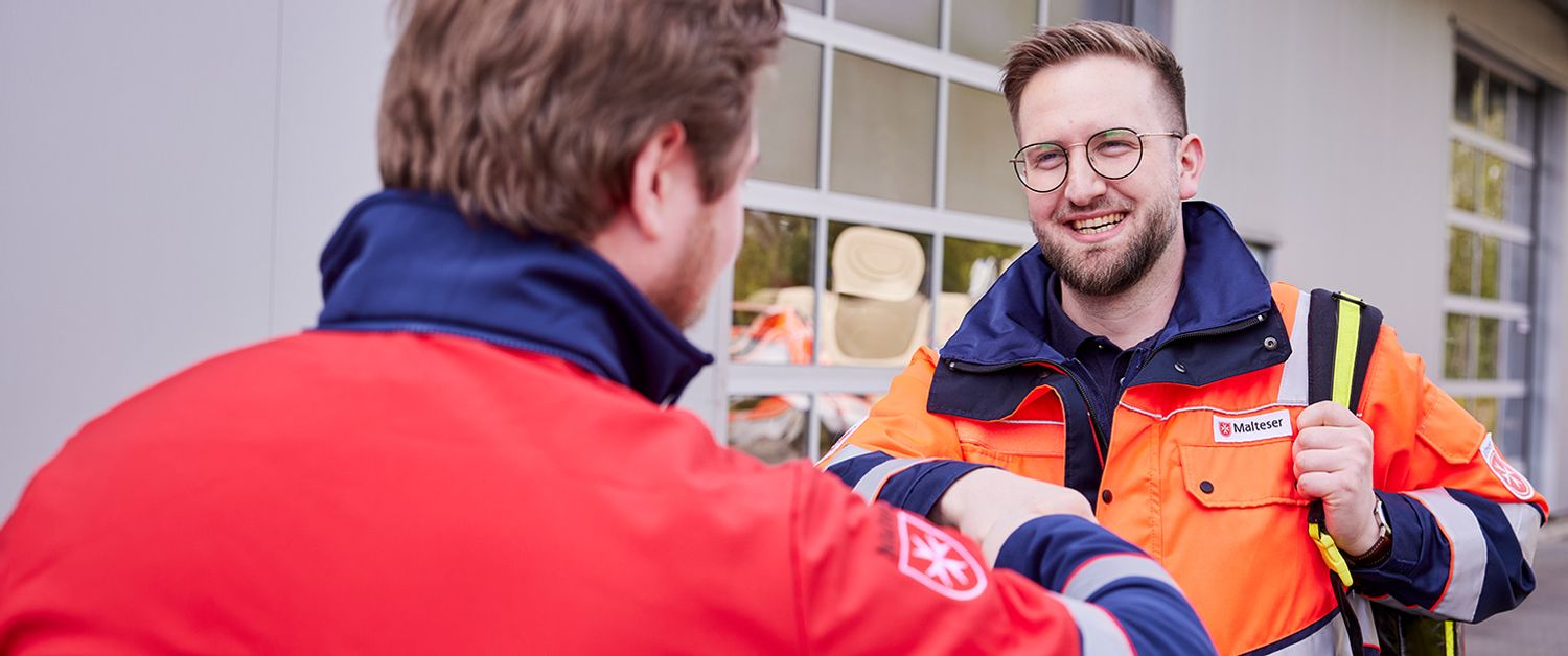 2 Mitarbeiter aus dem Malteser Auslandsdienst geben sich die Hand.