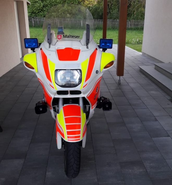 Motorrad aus der Kradstaffel der Malteser - von vorne aufgenommen. 