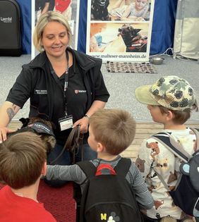 Maimarkt, Mannheim, Malteser Besuchsdienst mit Hund, Frau , Hund und drei Kinder