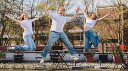 Drei junge Menschen springen in die Luft.