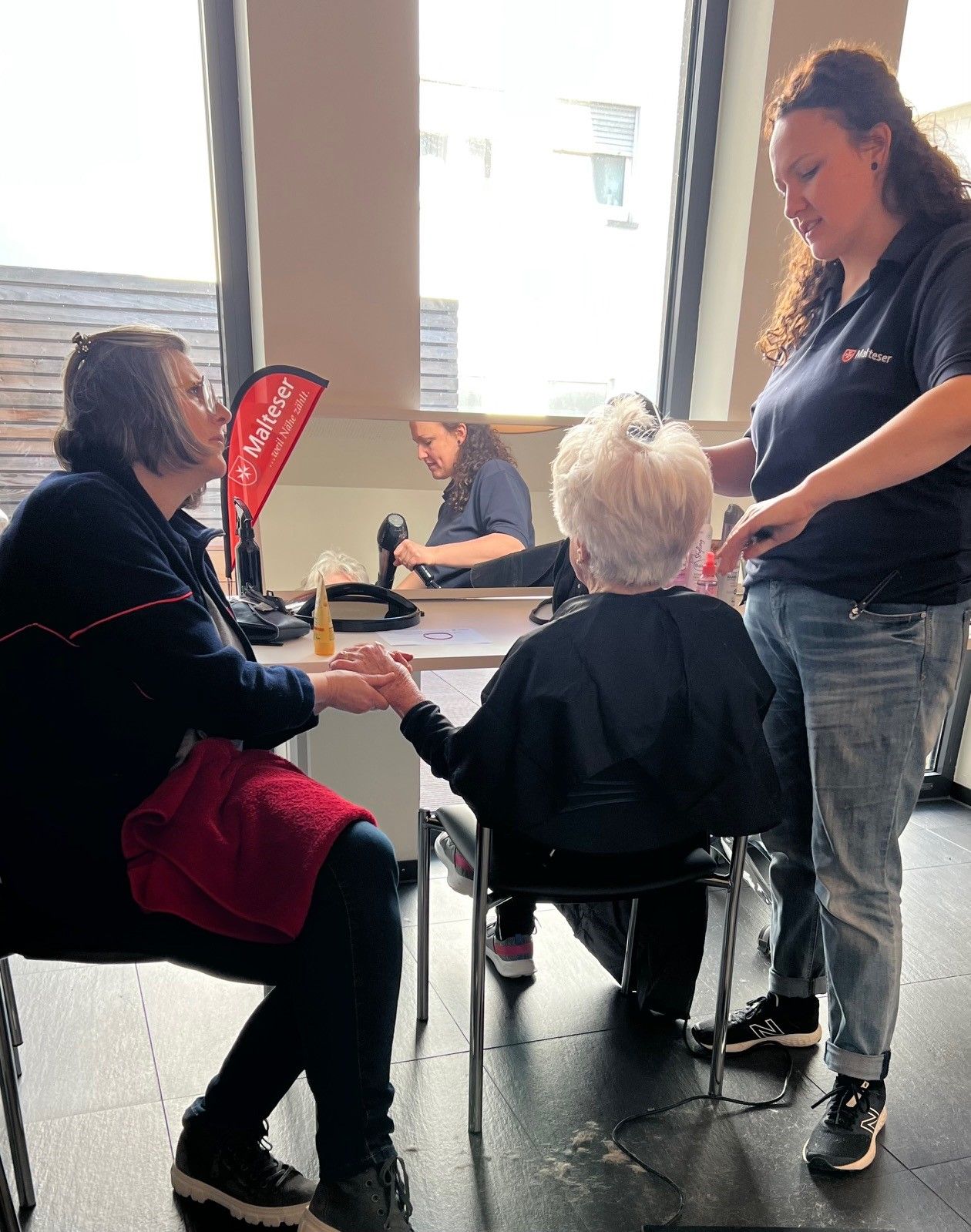 Seniorin beim Haarschnitt