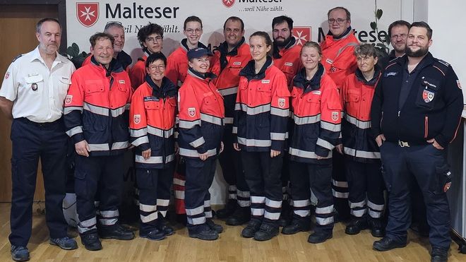Gruppenfoto der neu ausgebildeten Ehrenamtlichen mit den Führungskräften
