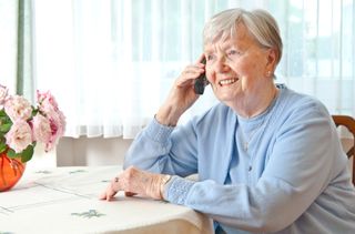 Dame mit Telefon am Ohr