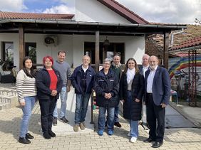 9 Vertreterinnen und Vertreter der Malteser aus dem Bistum Trier gemeinsam mit Partnerorganisationen in Rumänien (Foto: Malteser Trier)