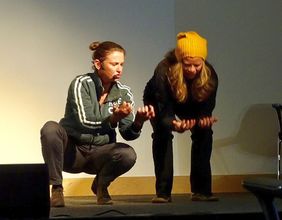 Im spontanen Schauspiel der beiden "TABUtanten" spielten sich mit Hilfe der Begriffe aus dem Publikum unterhaltsame Szenen ab, wie hier eine Friedhofsszene, in welcher "der Gärtner auf dem Grab Gemüse anpflanzt".