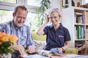 Demenzbegleiter betreuen Menschen mit Demenz