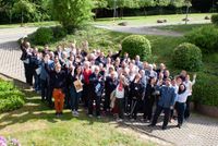 Foto © Malteser/Silvia Bergmann: Mit viel Elan engagieren sich ehrenamtlich Helfende des Malteser Hilfsdienstes für Menschen in Not und gestalten die Zukunft der Organisation aktiv mit, wie hier auf der Diözesandelegiertenversammlung.