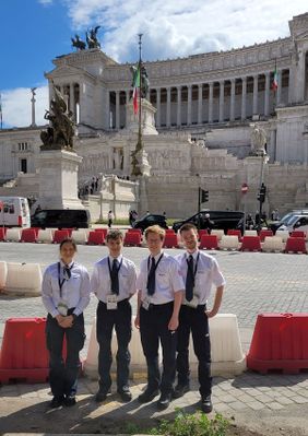 Nach oder vor ihrer Schicht haben die ehrenamtlichen Einsatzkräfte Zeit, um verschiedene Sehenswürdigkeiten zu besuchen, wie hier das Sanitätsteam der Malteser aus Bonn vor dem "Monumento a Vittorio Emmanuele II". 