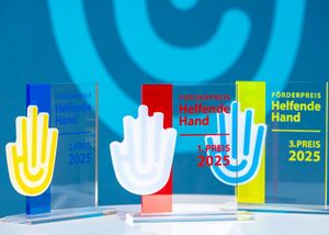 Sieger-Pokale des Förderpreises Helfende Hand