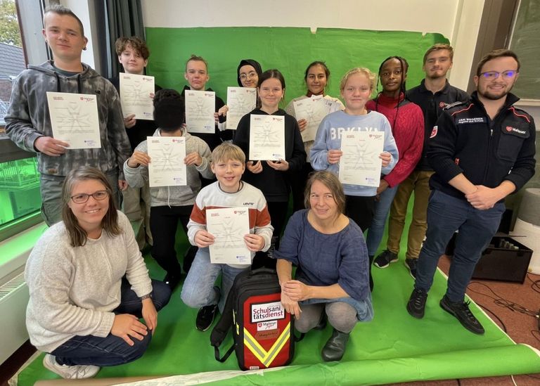 Eine Gruppe Schulkinder, die eine Urkunde vorzeigen