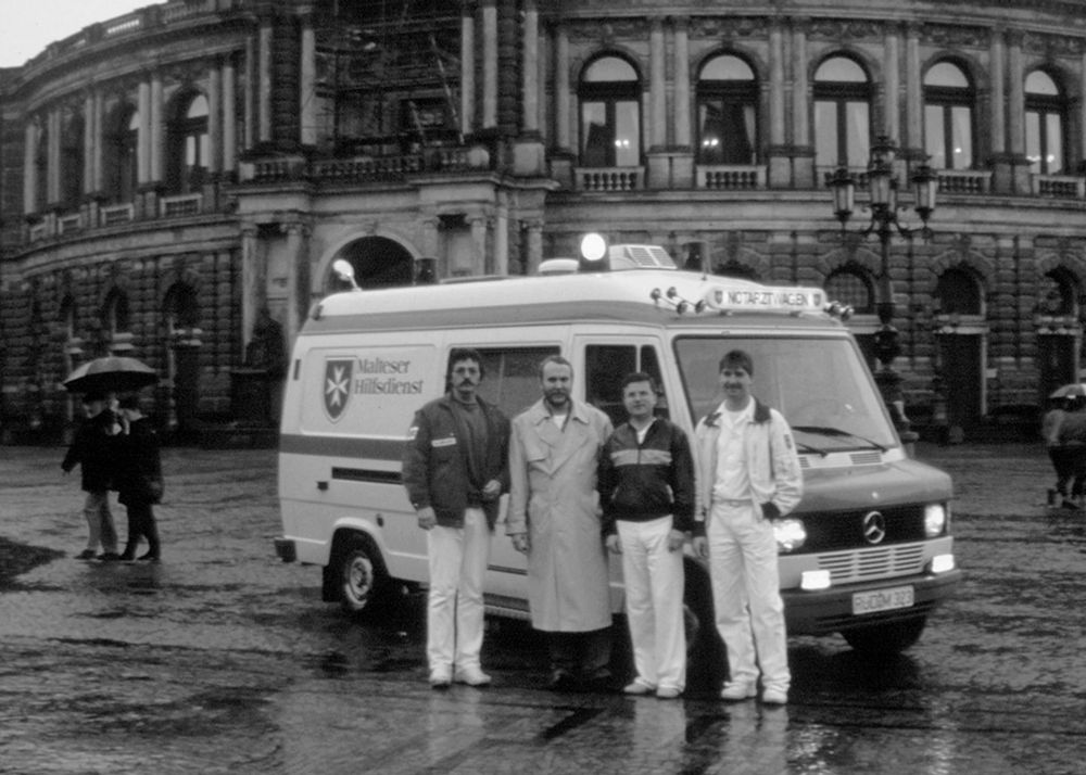 Mit einem ersten Krankentransportwagen für die Dienststelle Magdeburg beginnt am 1.9.1990 die Malteserarbeit in der Diözese Magdeburg.