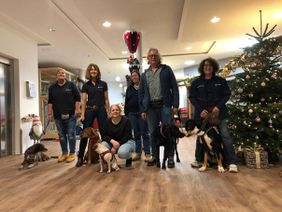 Die Mensch-Hunde Teams mit der Organisatorin der Malteser