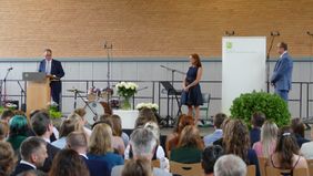 Oberstufenkoordinator Christian Wiese, Jahrgangstufenleiterin Nicole Bernard und Schulleiter Thorsten Harnischmacher überreichen die Abiturzeugnisse