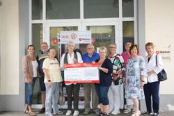 Bild: Tanja Wagner (Geschäftsführerin Malteser Frankenthal), Bart Pottie (stv. Vorsitzender Seniorenbeirat), Lioba Herschel-Pottie, Renate Glover (Vorsitzende Seniorenbeirat), Bruno Lüttinger, Heidi Stephan (Leitung Tafel Frankenthal), Cornelia Heitz, Heidemarie Schneider, Mathilde Haberkorn-Merkel (Finanzen Seniorenbeirat), Christel Kapper. (Quelle: Malteser Frankenthal)