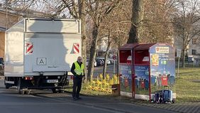 Malteser Altkleidercontainer bei der Leerung.
