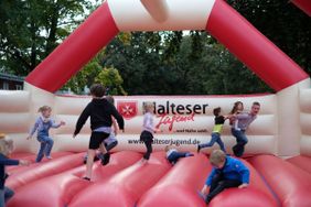 Viel Spaß auf der Hüpfburg hatten die kleinen Gäste beim Helferfest der Malteser in Langenfeld.