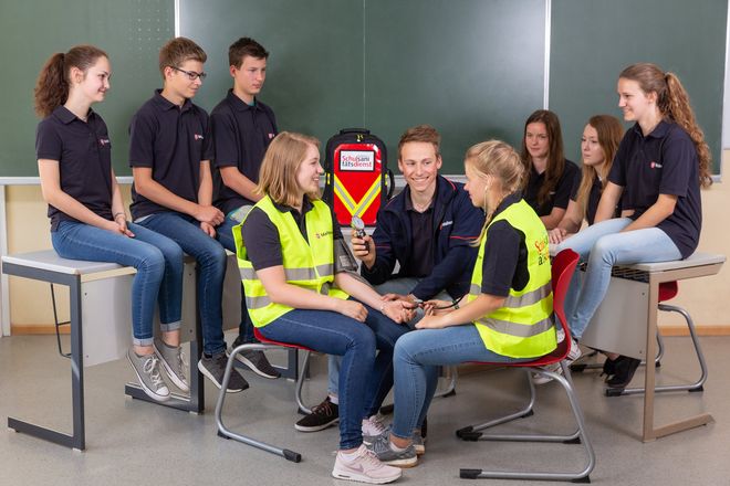 Eine Gruppe junger Schulssanitäterinnen und -sanitäter