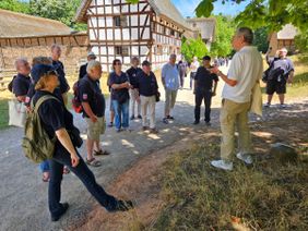 Anschaulich brachte Michael H. Faber den Teilnehmenden im LVR-Freilichtmuseum Kommern vergangene Lebensweisen näher. 