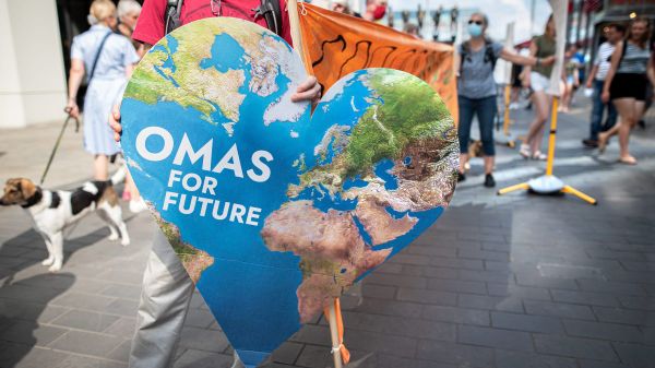 Ein herzförmiges Banner mit der Aufschrift „Omas for Future“ auf einer Demo.