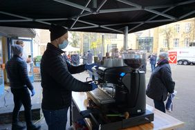 Gäste des Wohlfühlmorgens warten auf Kaffee Welttag der Armen Malteser Credit: Michaela Boland