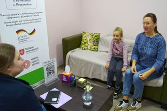 Frau und Kind sitzen auf dem Sofa. Foto: MHS/Malteser