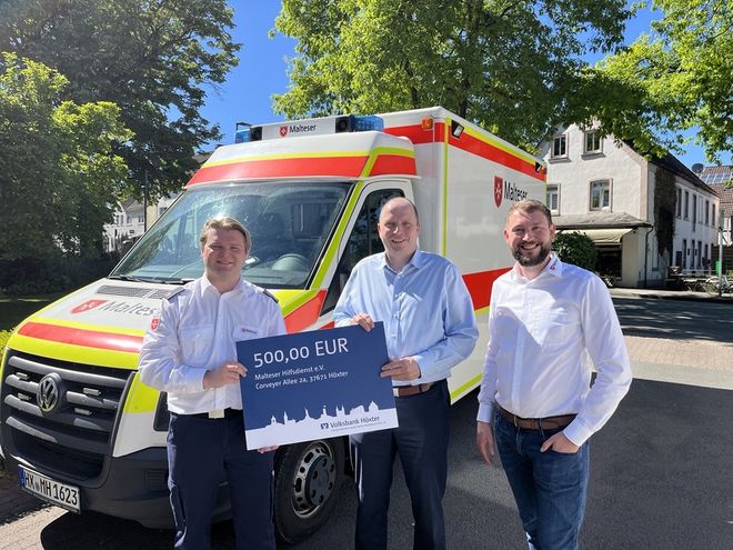 Auf dem Bild vlnr.: Noah Finn Schikora (Geschäftsführer Malteser Höxter), Stefan Vogt (Leiter BeratungsCenter Möllingerplatz der Volksbank Höxter), Martin Arndt (Malteser Fundraising) Foto: Malteser Höxter