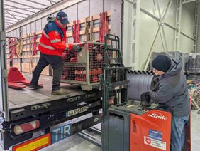 Zwei Helfer laden die Feuerlöscher aus