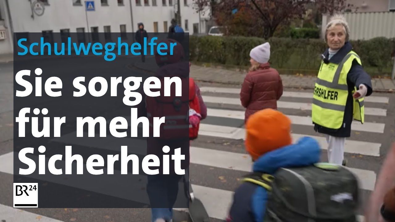 Eine Frau in gelber Weste überquert mit Kindern die Straße.