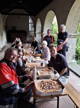 96 Gäste beim Wohlfühlmorgen-Frühstück im Kreuzgang von St. Maria im Kapitol
