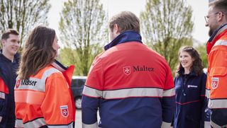 Ehrenamtliche des Malteser Auslanddienstes besprechen sich mit ihren ausländischen Kollegen.