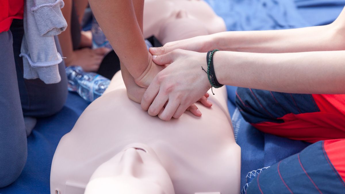 Herzdruckmassage an einem Dummy