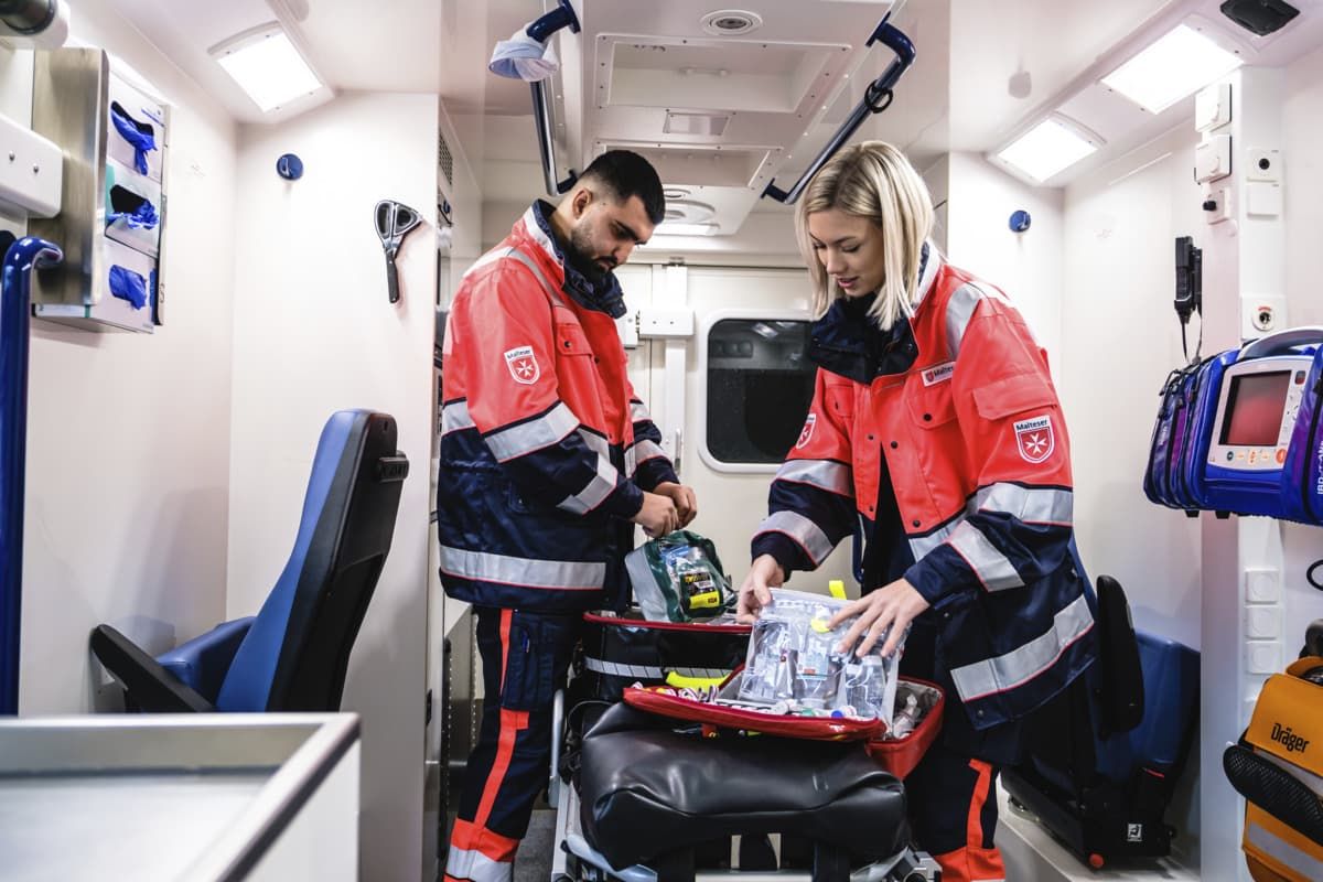 Zwei Buftis des Malteser Rettungsdienstes bereiten auf ihren Dienst im Rettungswagen vor.