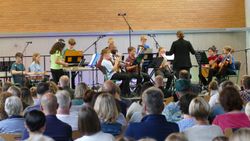 Das Ensemble Kunterbunt musiziert