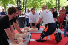 Der Chef der Staatskanzlei und NRW-Minister Nathanael Liminski drückte gemeinsam mit den „Räubern“ im Takt um die Rescue-Annie wiederzubeleben