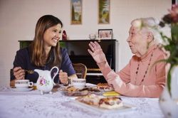 Bei der Bewältigung von Armut und Einsamkeit wird dem Ehrenamt eine besondere Bedeutung beigemessen, beispielsweise im Besuchs- und Begleitungsdienst. Foto: Malteser