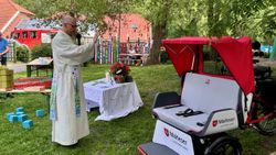Die Fahrrad-Rikscha erhält den Segen von einem Pastor