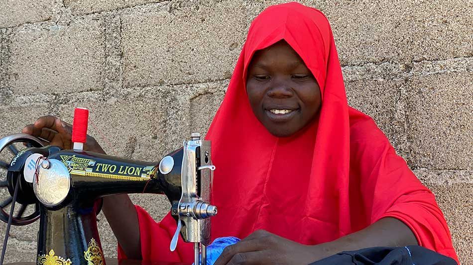 Eine Frau mit einer Nähmaschine