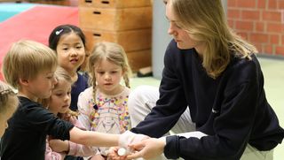 Projekt Abenteuer helfen: Eine Frau mit einer Kita-Gruppe.