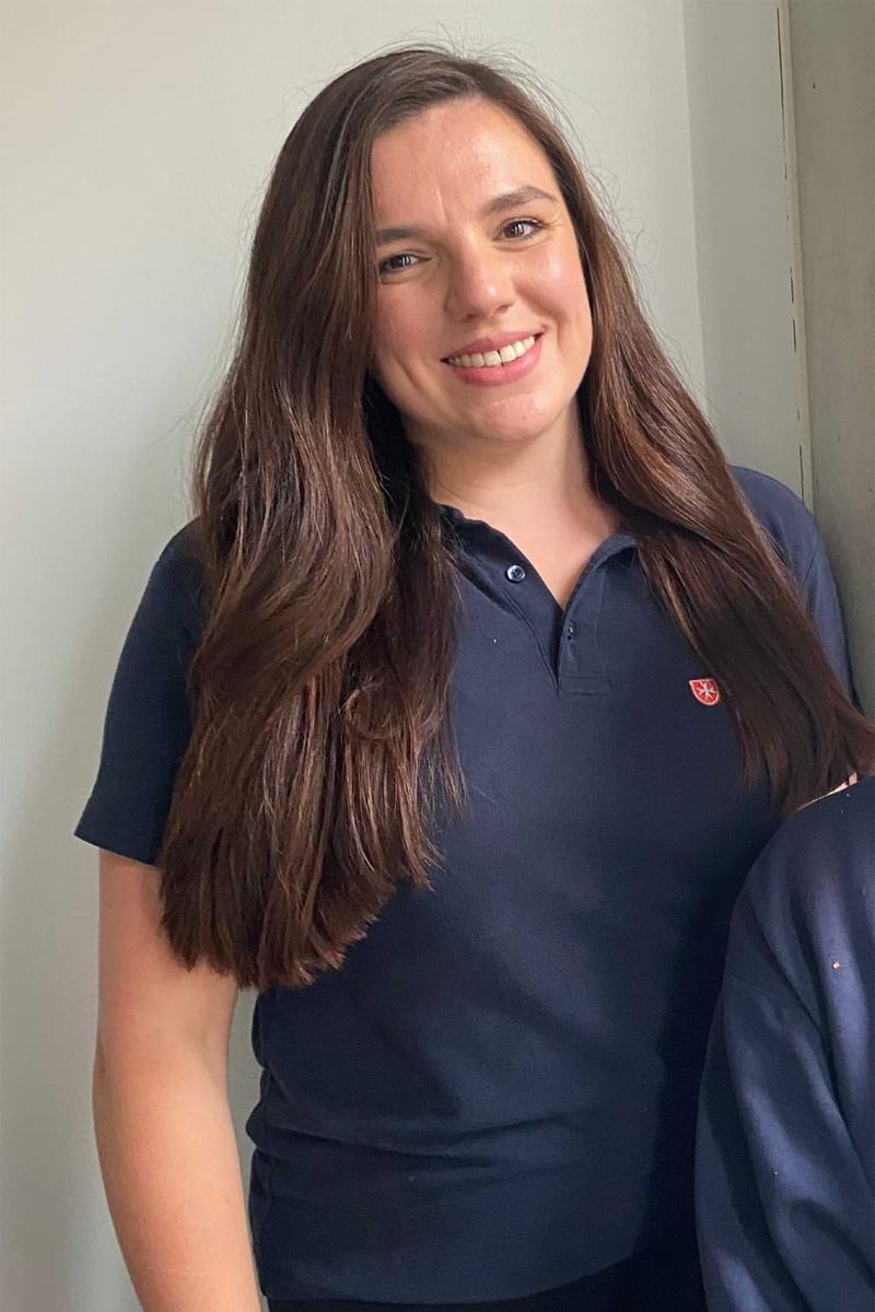 Porträt einer lächelnden jungen Frau. 