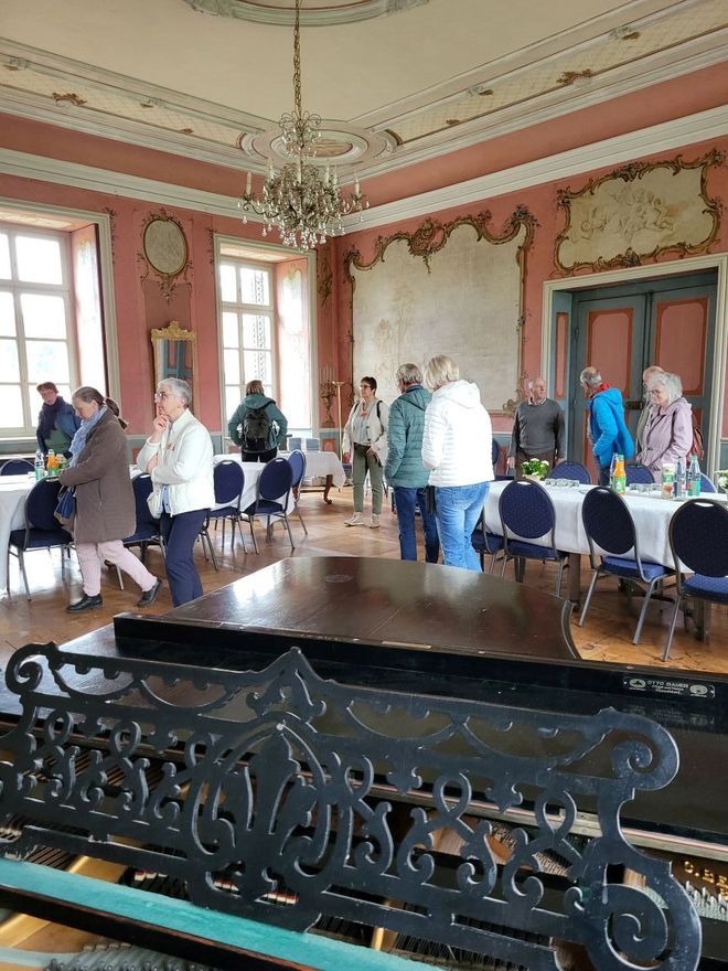 Die Ehrenamtlichen der Hospizgruppen besichtigen einen herrschaftlichen Saal mit historischer Einrichtung