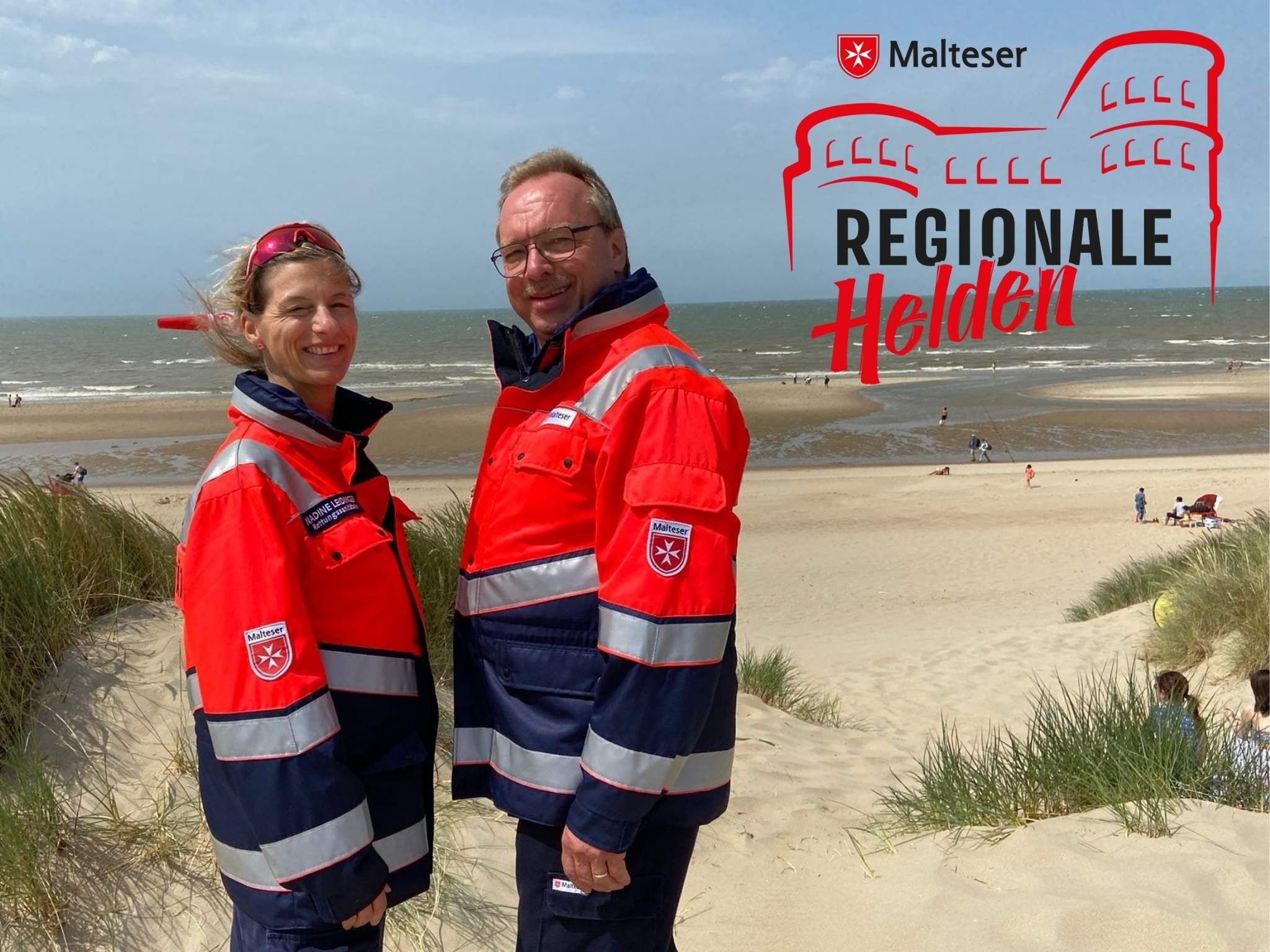 Zwei Ehrenamtliche am Strand