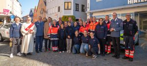 Im Beisein des Rettungsdienstleiters und stellvertretenden Diözesangeschäftsführers Werner Kloiber (v.r.), des Diözesanleiters Max-Georg Graf von Arco auf Valley, des Freyunger Dienststellenleiters Christoph Fuchs (l.) sowie des Kreisbeauftragten Eduard Schmid (3.v.l.), von Bürgermeister Heinz Pollak (5.v.l.) und zahlreicher ehrenamtlicher Malteser segnete Diözesangeschäftsführer und Diakon Rainer F. Breinbauer (2.v.l.) die neuen Fahrzeuge.