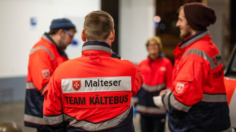 Das Team Kältebus der Malteser bereitet sich auf eine Ausfahrt vor.