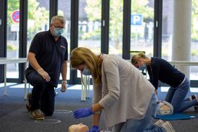 Wer sich beim Thema Erste Hilfe nicht sicher fühlt, sollte sich bald für einen Kurs anmelden. Denn neben dem Absetzen des Notrufs kommt es in vielen Fällen auf das richtige Handeln in den ersten Minuten bis zum Eintreffen des Rettungsdienstes an. Foto: Malteser