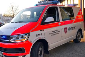 Auf dem Weg ins Hochwassergebiet: drei Malteser Einsatzkräfte aus Aalen mit dem Einsatzleitwagen. Foto: Malteser Aalen